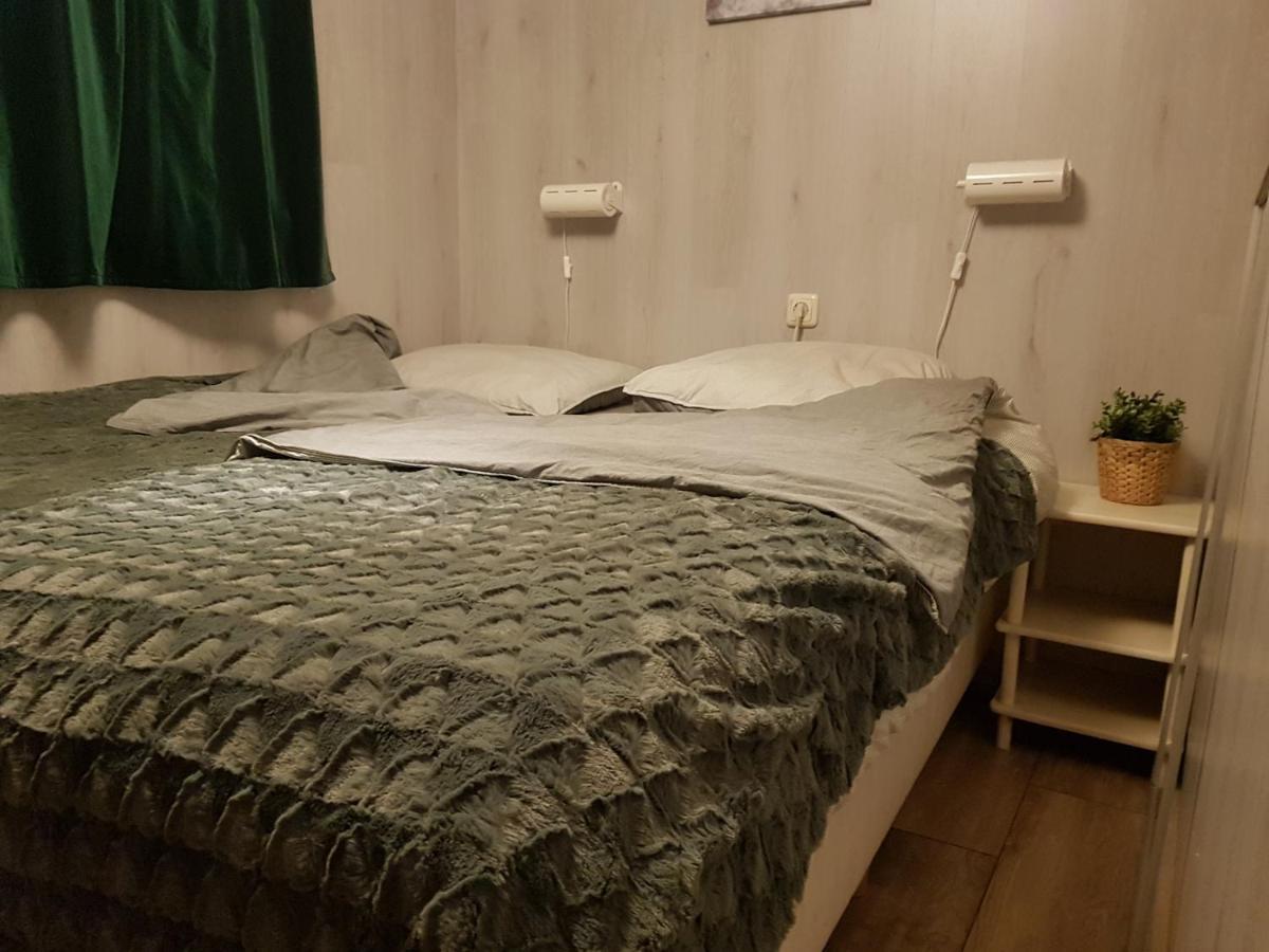 Chalet 2 Pers Met Hottub - Aan De Bosrand - Ijsselmeer - Gaasterland - Bos Rijs Luaran gambar